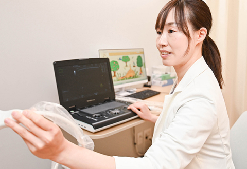 診察する女性医師